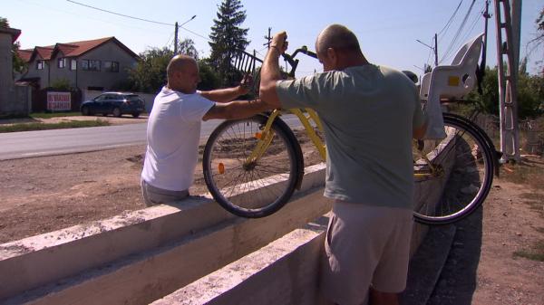 Finalul coşmarului pentru localnicii cu maşinile blocate în curţi. Zidul de peste 80 de cm va fi dărâmat