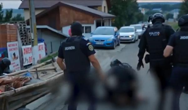 Seară de coşmar pentru o familie din Botoşani. Un tânăr a fost lovit de unchi cu coasa, sub privirile tatălui