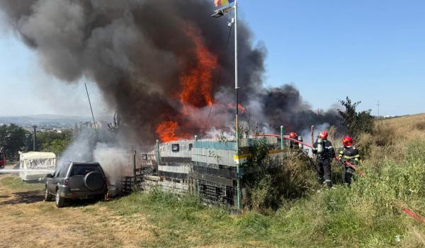 Incendiu violent într-un cartier din municipiul Suceava. O femeie de 61 de ani a ajuns la spital