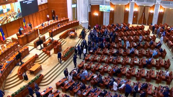 Calcule: Poate Opoziţia să demită guvernul Bolojan? Textele celor patru moțiuni de cenzură depuse în premieră