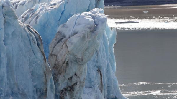Ce a mai rămas din cel mai mare aisberg din lume după ce s-a rupt în bucăţi şi a ajuns în ape calde