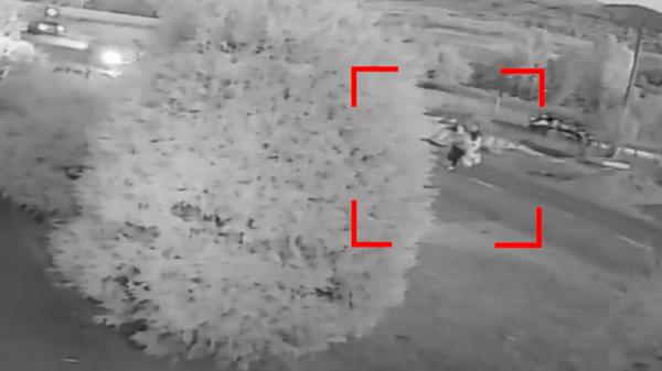 Momentul în care o tânără din Iaşi e izbită de o maşină. Fata e în comă, cu bazinul şi picioarele fracturate