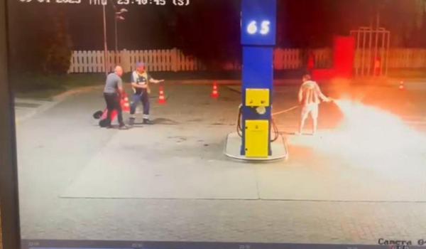 Momentul în care un bărbat dă foc benzinăriei în Timiş. Beat, a dat cu flăcări pe angajaţi, apoi a fugit