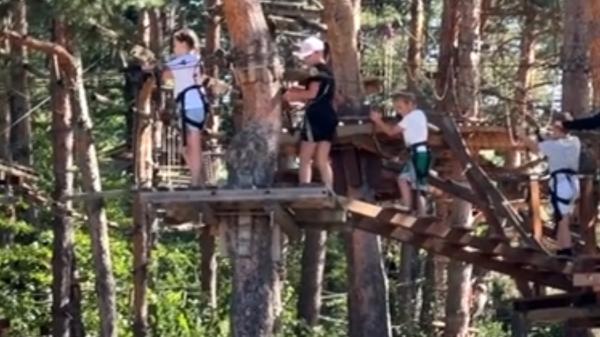 Cât costă o zi de distracţie pe traseele de aventură cu tiroliene, la paintball sau pe paddle board