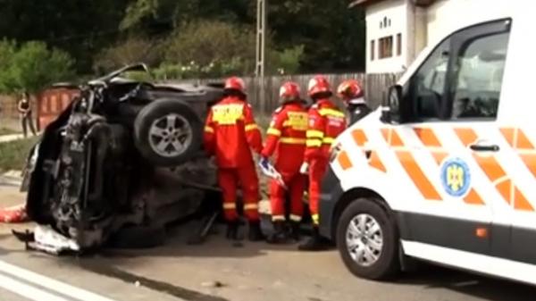 Accident grav, cu 6 răniţi, după ce o maşină a izbit un cap de pod şi s-a răsturnat. Ar fi explodat un cauciuc