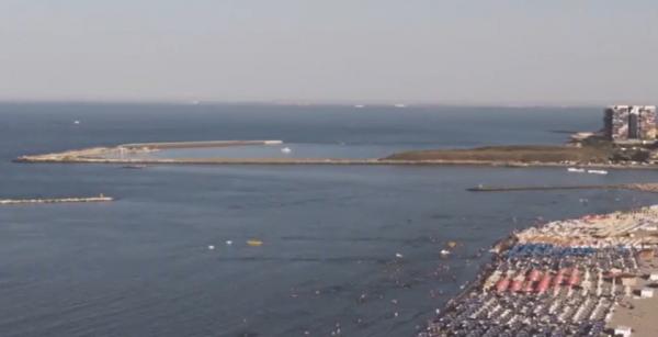 Prima zi de școală, petrecută pe plajă. Părinții au ales pentru copii marea în locul băncilor de clasă