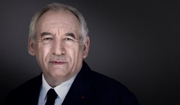 Franța, pe marginea prăpastiei politice. Guvernul a fost demis