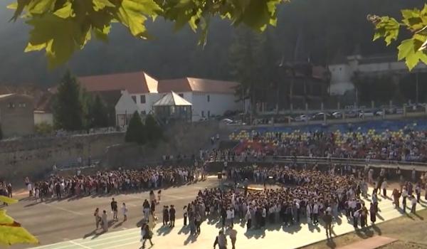 Cum a arătat prima zi de școală în orașele din țară. Elevii, dezamăgiți de austeritate și proteste
