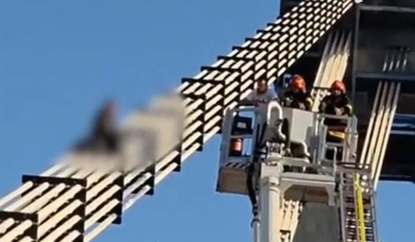 Bărbatul care s-a urcat din nou pe podul Agigea, convins după 5 ore să coboare. Va fi internat la Psihiatrie