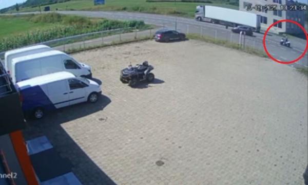 Motociclist filmat cum intră cu viteză în maşina din faţă, pe un drum din Mureş. Impactul i-a fost fatal