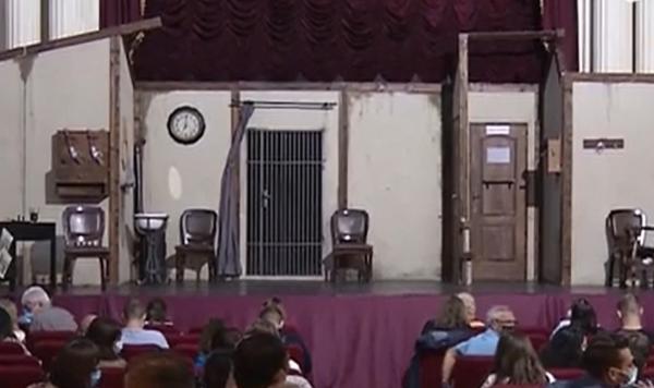Decor prăbuşit peste o actriţă, la Teatrul Maghiar din Timişoara. O bară de fier s-a desprins la repetiții