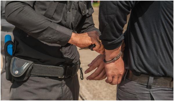 Fată de 13 ani, violată de un bărbat de 71 de ani care i-a fost învăţător. Familia știa și primea bani