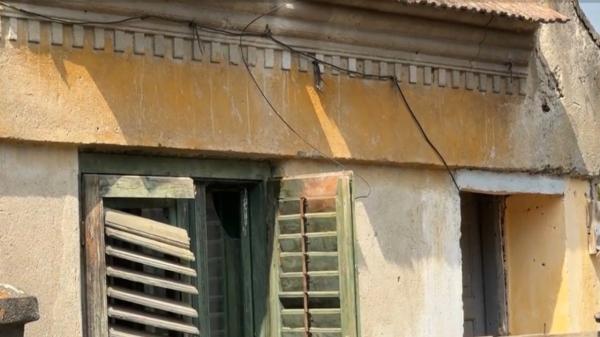 Copilul legat cu lanţul de masă de tată, salvat de vecini după ce i-au auzit ţipetele. Explicaţia bărbatului