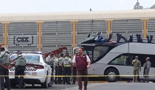 Autobuz rupt în două de un tren: 10 morți și peste 60 de răniți într-un accident cumplit din Mexic