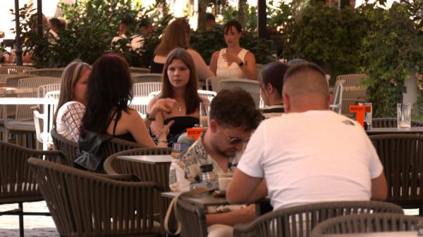 Băutura care accelerează problemele cu părul. De ce albim și chelim mai repede decât părinţii noştri