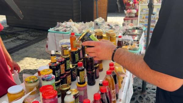 Cum își pregătesc părinții copiii pentru sezonul virozelor: de la sirop de cătină la vitamine și vaccinuri