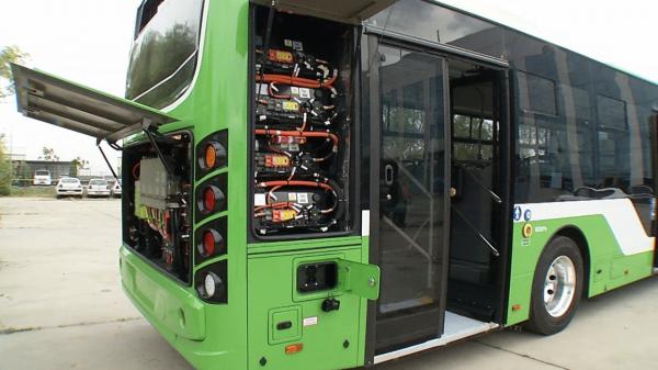Autobuzele electrice din Capitală, încărcate din baterii pe roți. Soluția STB în lipsa stațiilor