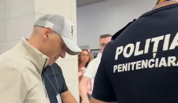 Infractor român pe lista "Most Wanted", capturat în UK şi adus în ţară. Racola tinere și le exploata în Europa