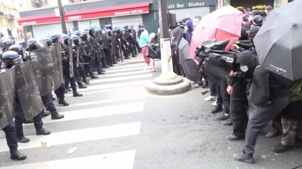 Proteste violente în Franţa, împotriva măsurilor de austeritate. "Este tot mai dificil să ne gândim la viitor"
