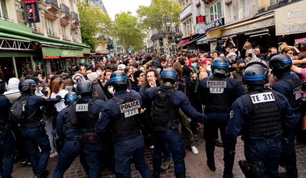 Le Monde: Protestele din Franța nu au produs efectul dorit. Ciocniri violente între demonstranţi şi poliţie