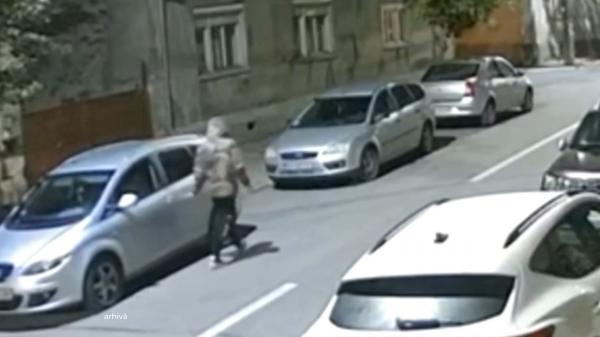 Zeci de maşini, vandalizate zilnic. Cine nu are CASCO plăteşte reparaţiile din buzunarul propriu