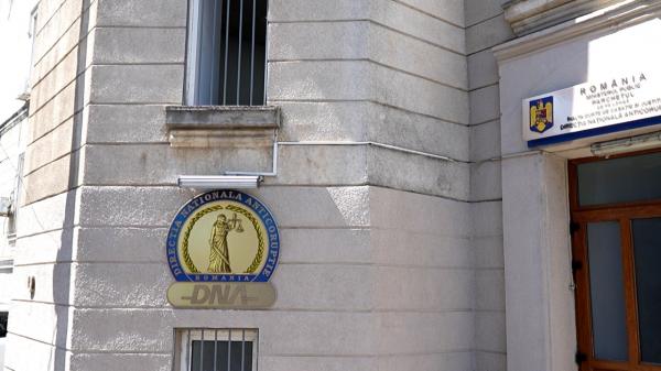 Bărbat reţinut de DNA după ce a cerut 180.000 de euro pentru a interveni la judecătorii Tribunalului Bucureşti