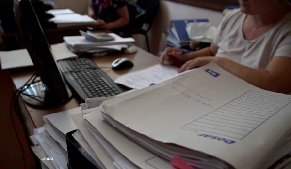 Direcţii pentru Protecţia Copilului din mai multe judeţe, lăsate fără bani de salarii şi medicamente