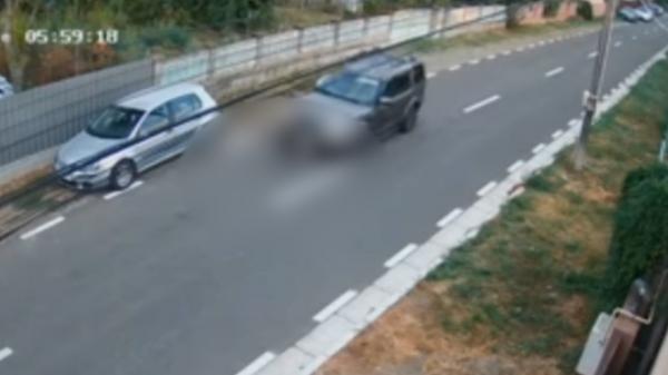 Momentul în care un şofer din Vrancea calcă intenţionat un câine cu maşina. Locuitorii cer pedeapsa maximă