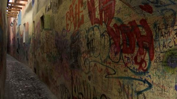 Strada Sforii, atracție turistică a Brașovului, vandalizată din nou. Pereții, plini de inscripții
