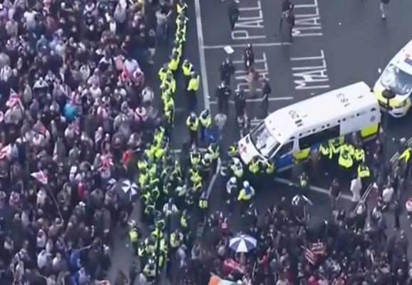 25 de arestaţi şi 30 de poliţişti răniţi după cel mai mare protest din ultimele decenii din Marea Britanie