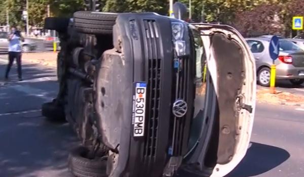 O ambulanţă în misiune s-a răsturnat, după impactul cu o altă maşină, în Capitală