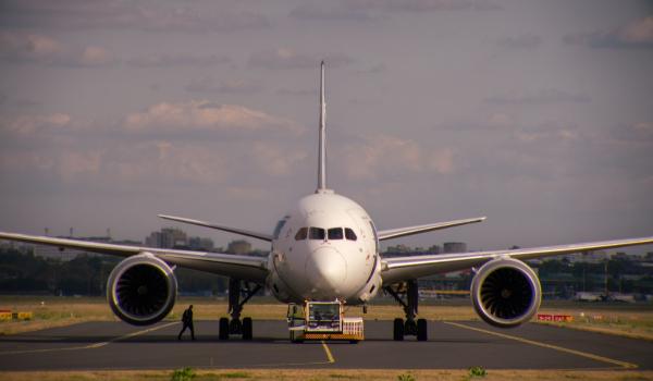 Şapte persoane s-au luat la bătaie într-un avion pe ruta Tel Aviv-București. Forţele de ordine au intervenit