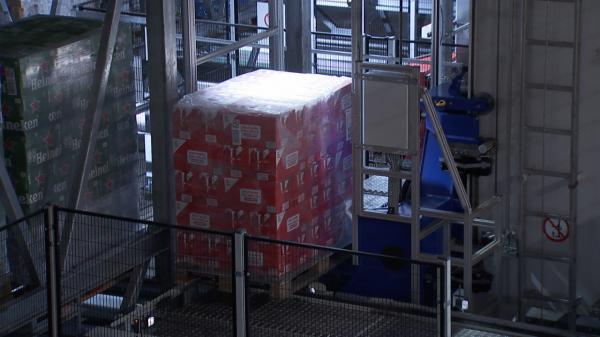 Roboţii iau locul oamenilor în marile magazine. Nu îşi iau pauze, nu se plâng şi sunt ultra rapizi