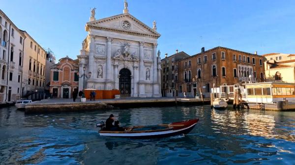 O româncă şi iubitul ei britanic, amendaţi după ce au fost văzuţi înotând în Canal Grande din Veneţia