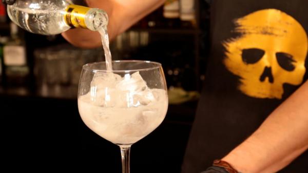 Un bărbat a ajuns la urgențe după ce a băut sodă caustică într-un bar. El ceruse un pahar cu apă