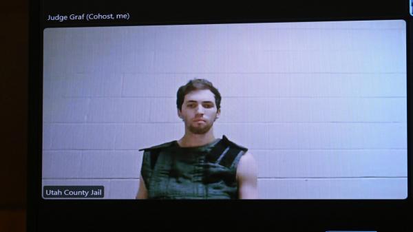 Suspectul în cazul uciderii lui Kirk, în faţa instanţei. A purtat o vestă care să împiedice autovătămarea