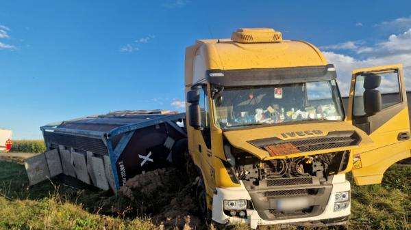 O cisternă cu acid sulfuric s-a răsturnat în Braşov, după ce unul dintre cauciucuri i-a explodat