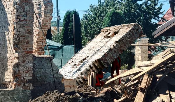 ANIMAŢIE. Zid prăbuşit peste muncitori. Singurul supravieţuitor recunoaşte că au comis greşeli