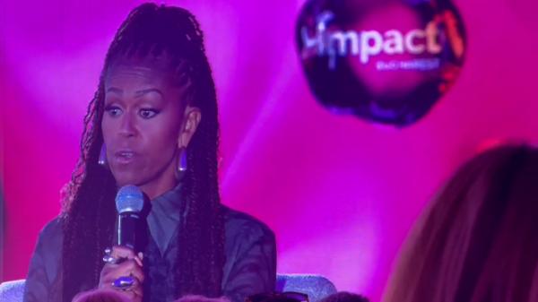 Michelle Obama, aplaudată la scenă deschisă de mii de oameni în Bucureşti