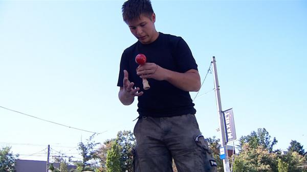 Kendama, din nou la modă în România. Străzile au devenit terenuri de joacă