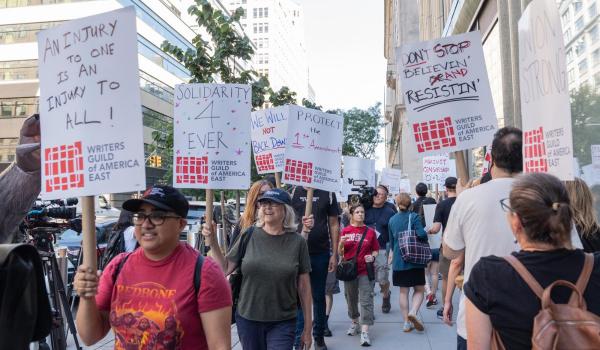 Scenariştii denunţă suspendarea lui Jimmy Kimmel. Trump apelează la CNA-ul american: "Nu au voie să facă asta"