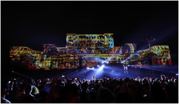 Show unic de video mapping la București. Palatul Parlamentului devine ecran pentru artiști din 7 țări