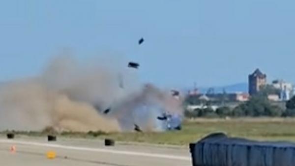 Mașină răsturnată și cuprinsă de flăcări, la 300 km/h, pe pista aeroportului din Arad
