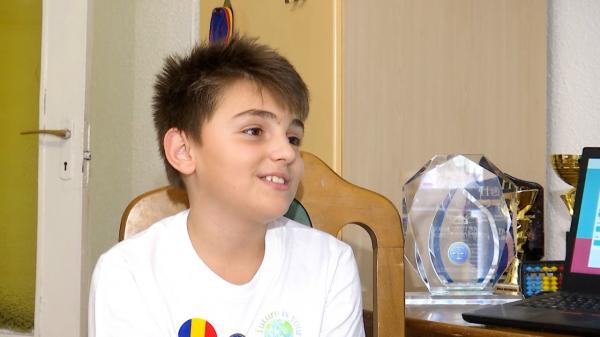 Părăsit de mamă, crescut în lipsuri, dar campion la matematică. Povestea incredibilă a lui Karlos din Iaşi