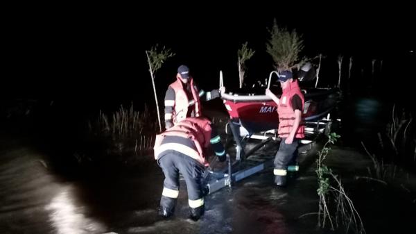 Pescari norocoşi. Doi bărbaţi dați dispăruți pe Prut au fost găsiți în viață după 2 ore de căutare