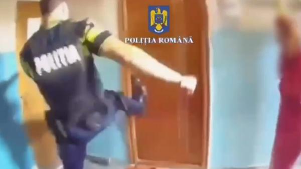 Momentul în care poliţiştii sparg uşa unui apartament, pentru a salva o femeie dintr-un incendiu, în Bucureşti