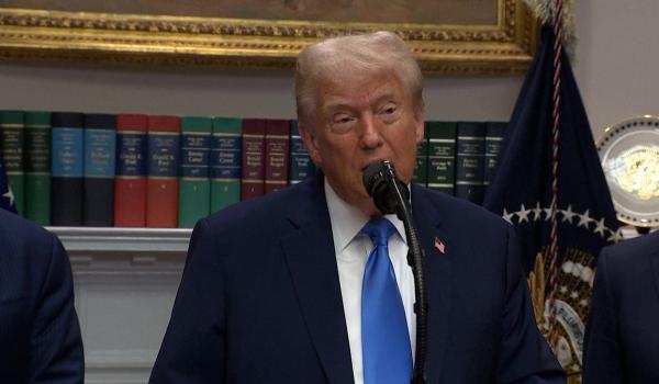 Trump face o legătură între paracetamol şi autism şi recomandă femeilor însărcinate să nu mai ia medicamentul