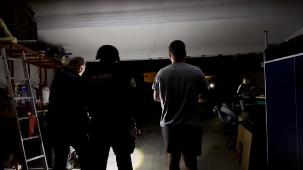 A încuiat-o într-o cameră și a legat ușa cu sârmă. Tânără abuzată de iubit, salvată de polițiștii din Vrancea