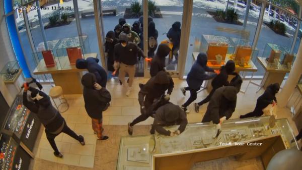 Jaf armat de proporţii. 25 de mascaţi au spart un magazin de lux şi au furat marfă de un milion de dolari