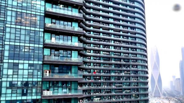 Clădirea din China în care locuiesc 30.000 de oameni. Are şcoli, supermarketuri şi spital